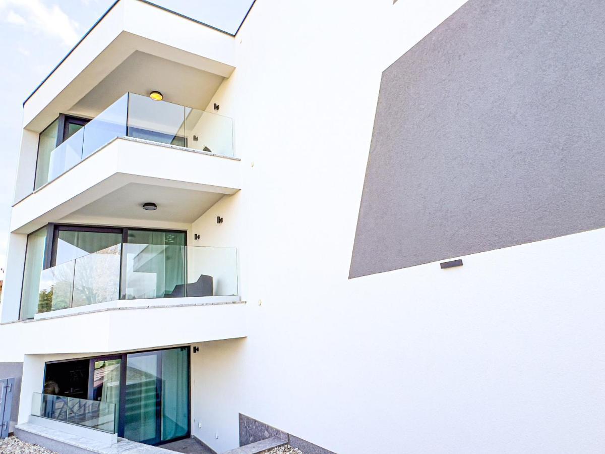 Villa Mirno More Apartments Malinska Eksteriør billede